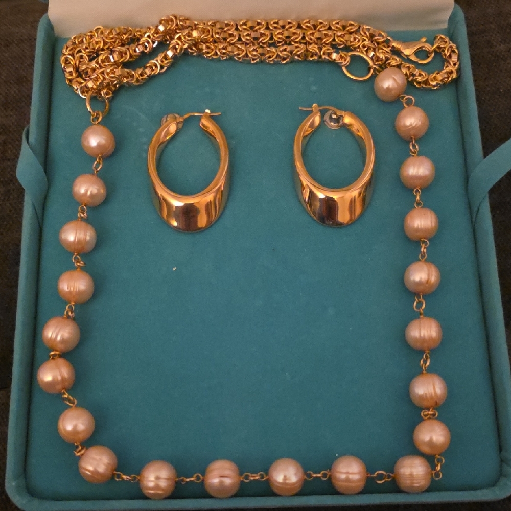Elegant Gold and Pink Pearl Jewelry Set. 17 Inches Never Worn